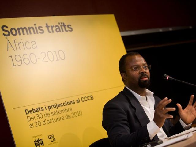 Ben Okri afirma que necesitamos un nuevo lenguaje para hablar los unos de los otros