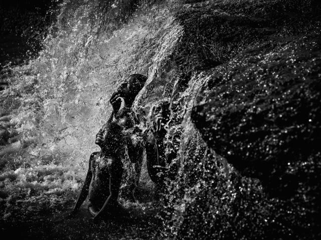 Una imagen en blanco y negro de niños disfrutando en una cascada gana el concurso "Objetivo África"