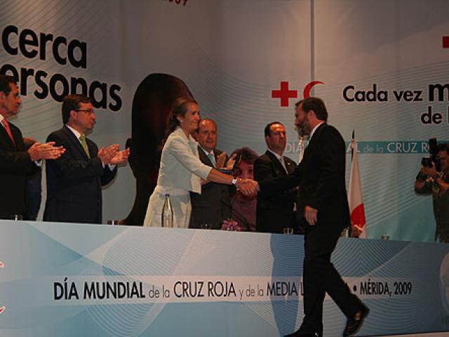 Ricardo Martínez recibe la Medalla de Oro de la Cruz Roja